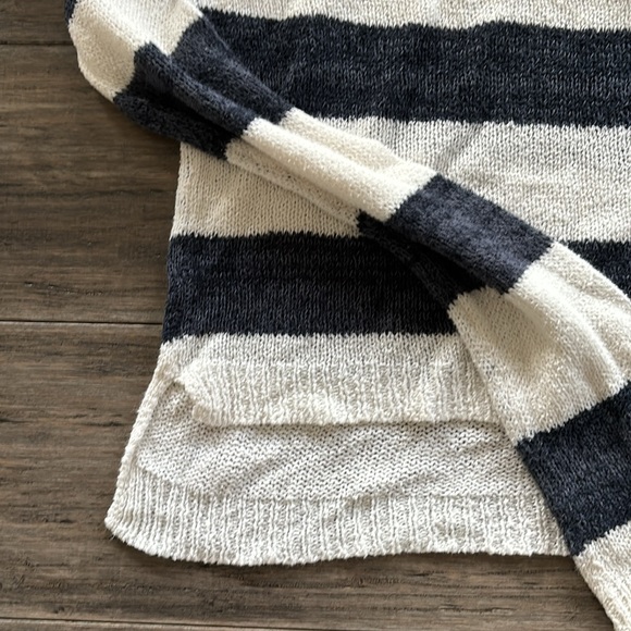 Hollister sweater - Picture 3 of 4